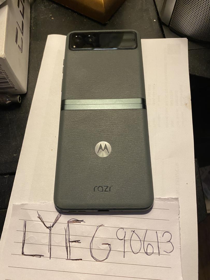 Motorola Razr (2023), color Sage