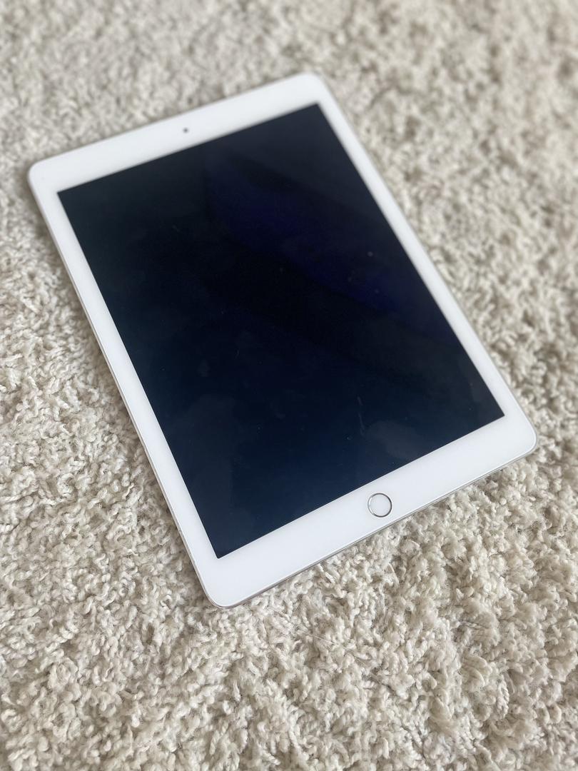 Apple iPad Air 2 - Wi-Fi, Silver, 16GB - LYEY91964 - Swappa
