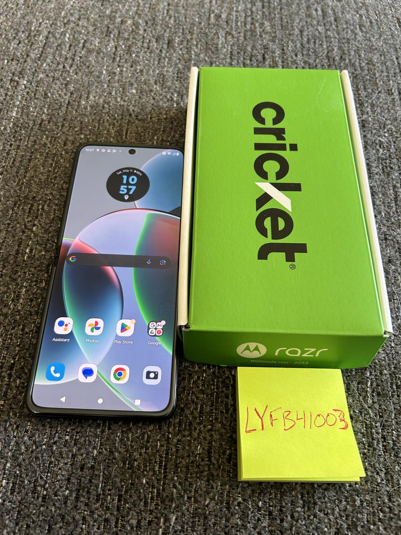 Motorola Razr (2023), color Sage