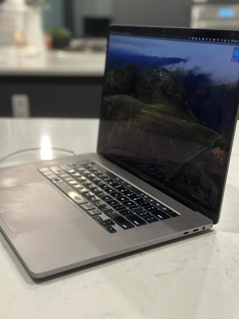 MacBook Pro 2019 - 16", color Gray