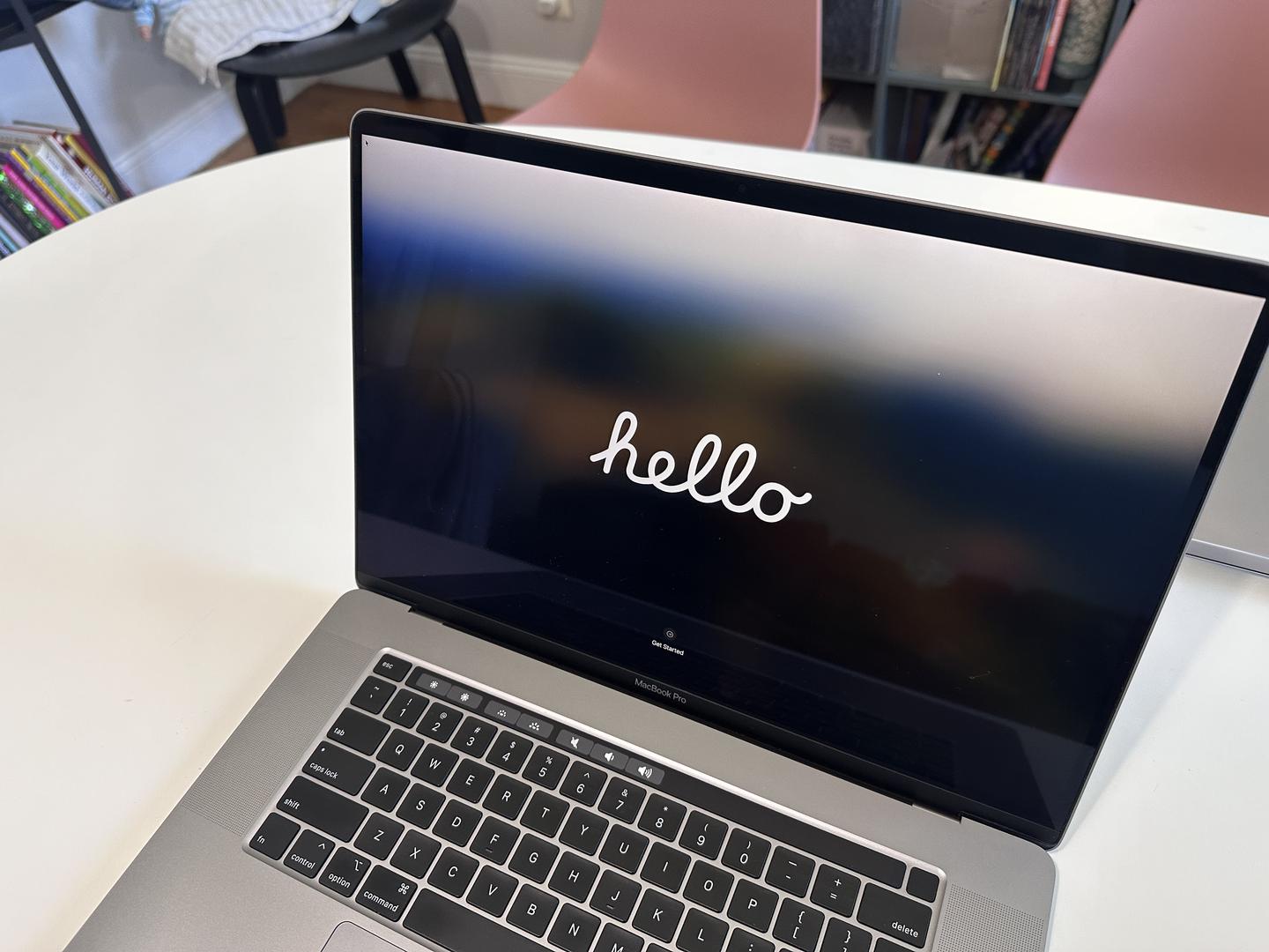 MacBook Pro 2019 - 16", color Gray