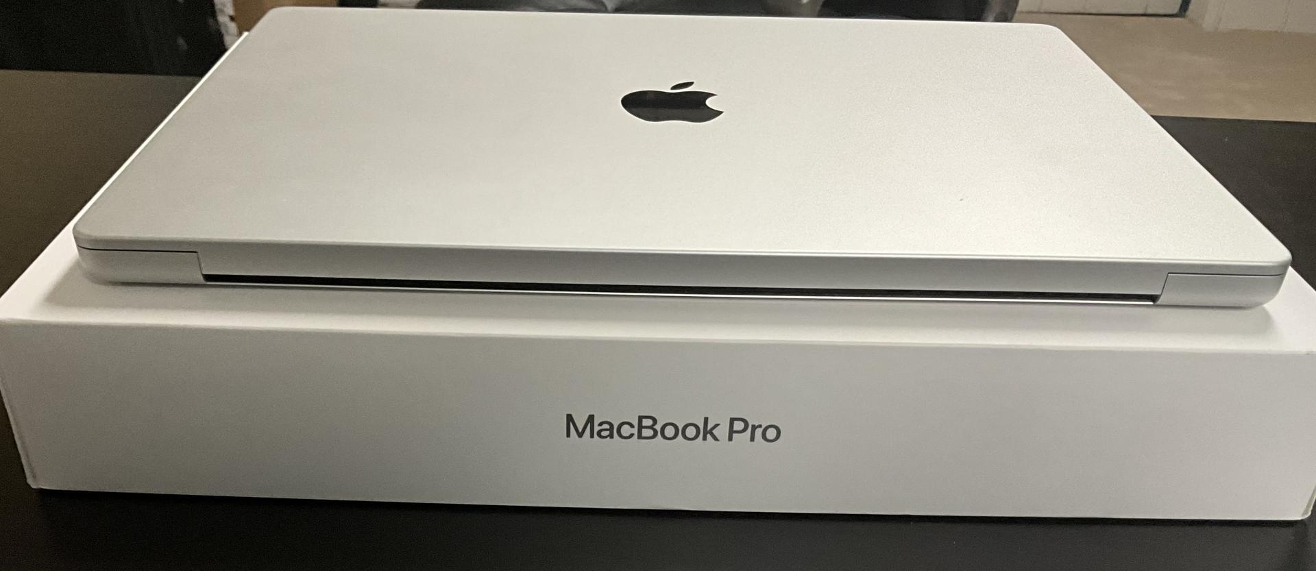 MacBook Pro 2023 - 16", color Silver