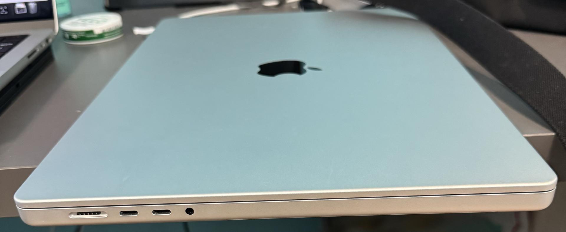 MacBook Pro Late 2023 (M3) - 16", color Silver