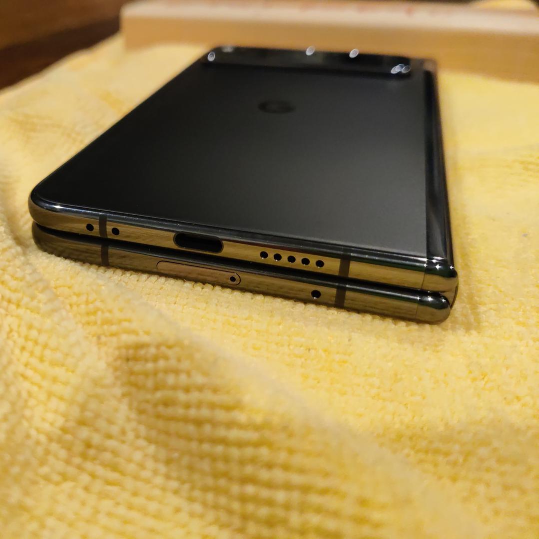 Google Pixel Fold, color Obsidian