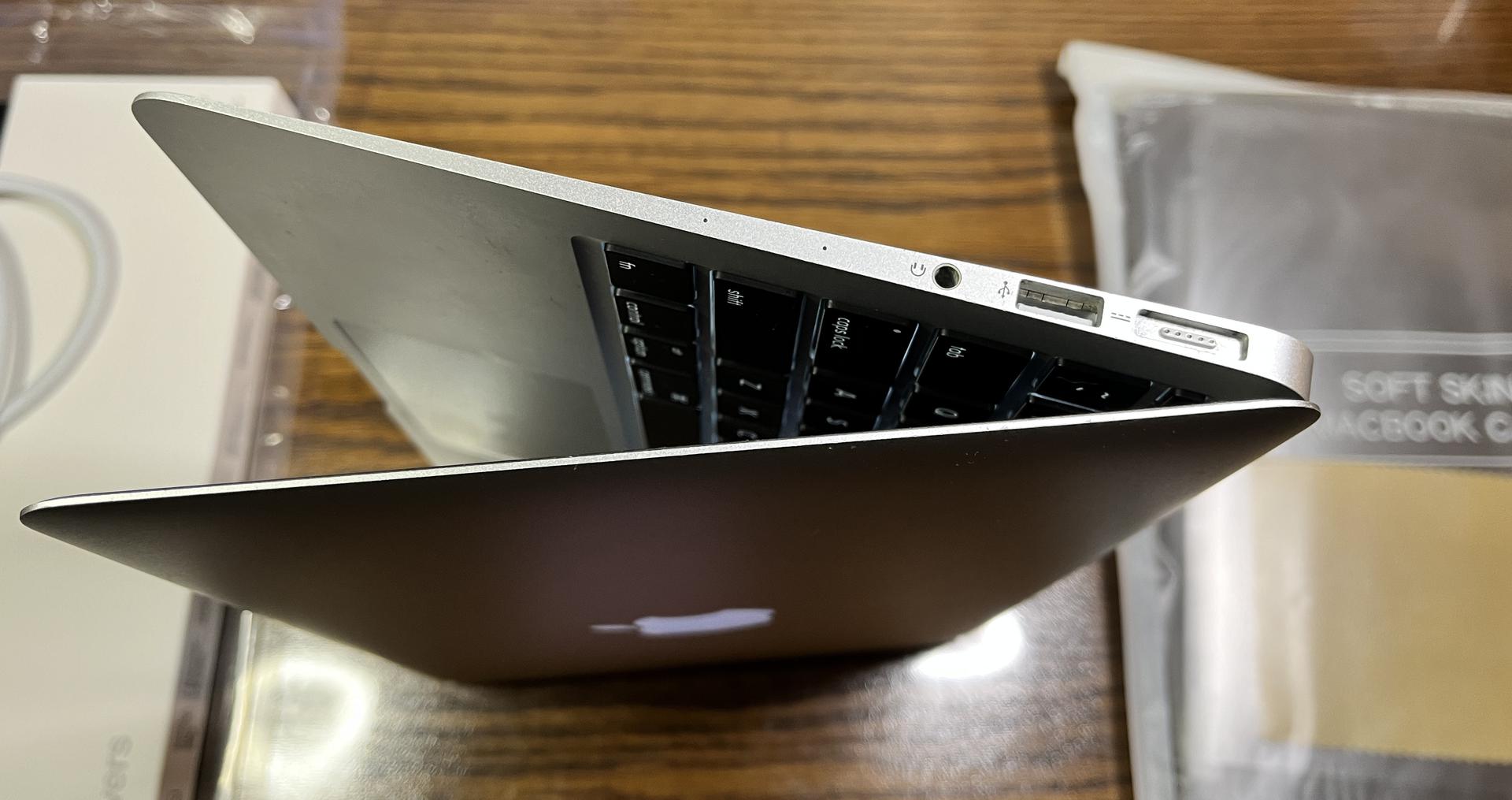 MacBook Air 2015 - 11", color Silver
