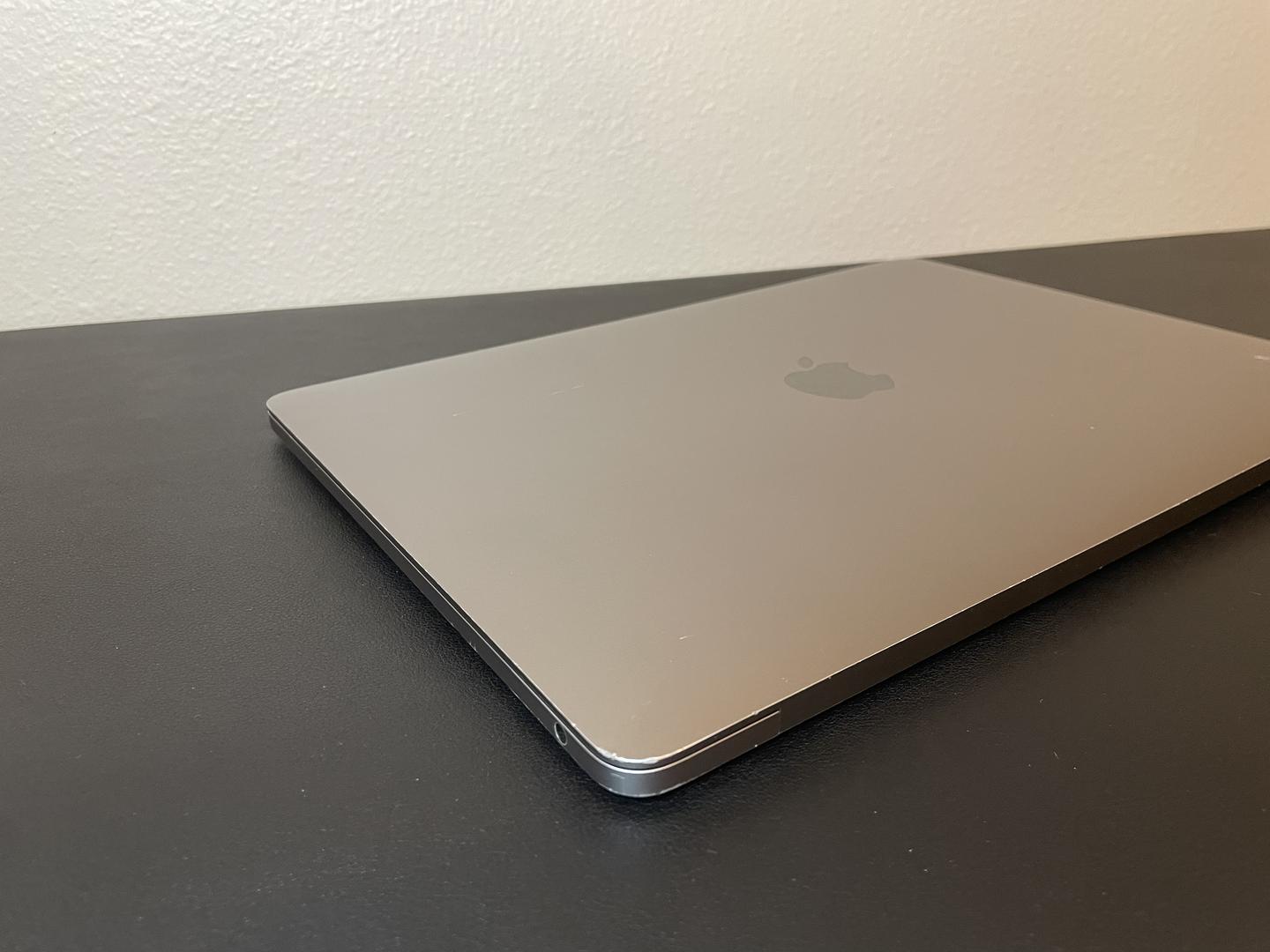 MacBook Pro 2019 - 13", color Gray