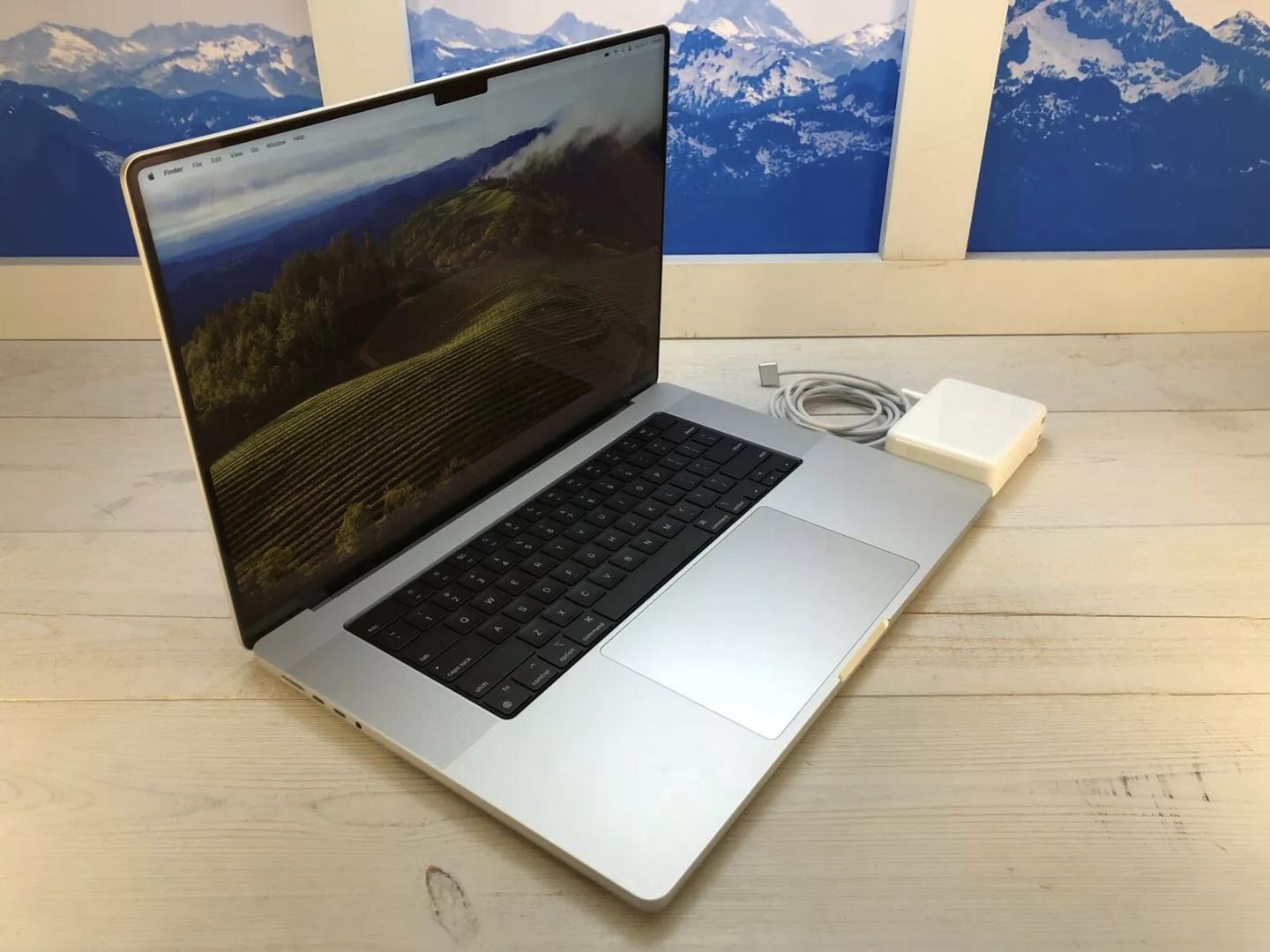 MacBook Pro 2023 - 16", color Gray