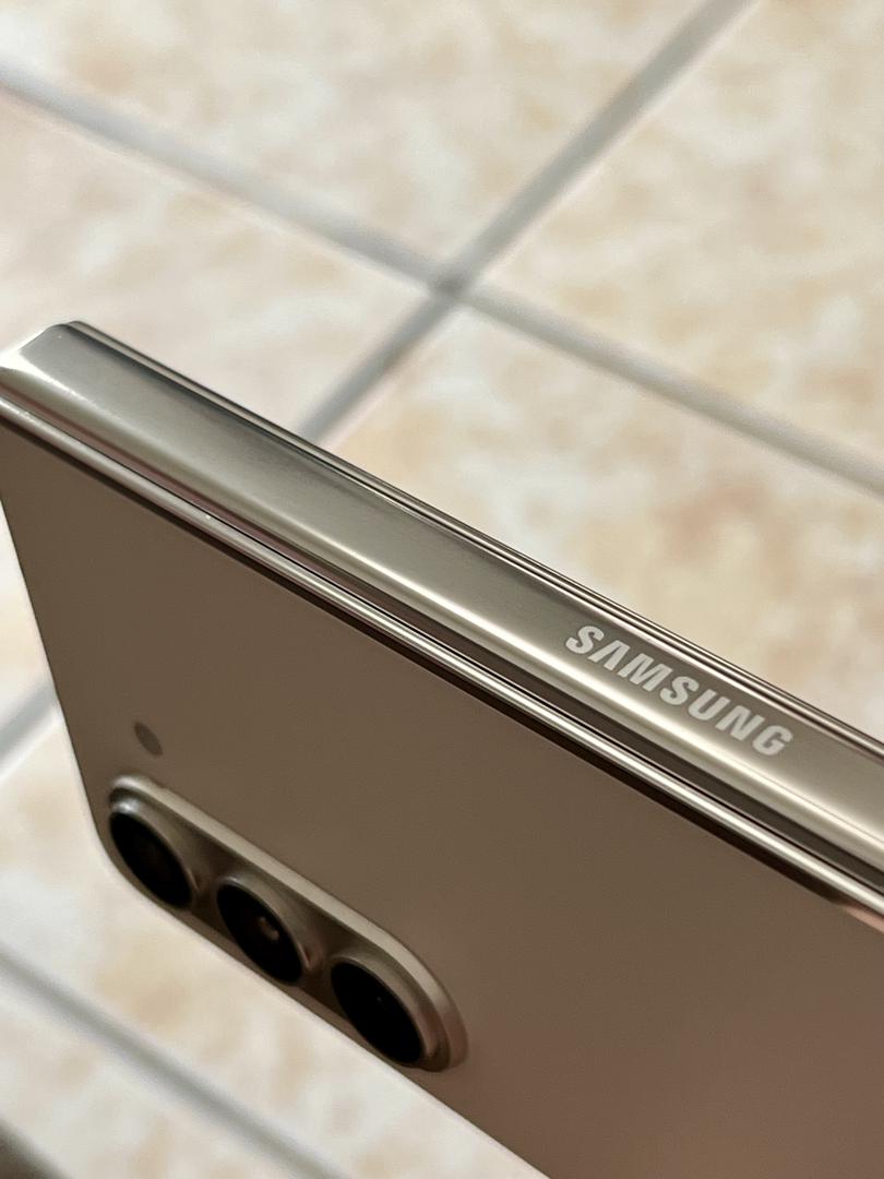 Samsung Galaxy Z Fold5, color Cream