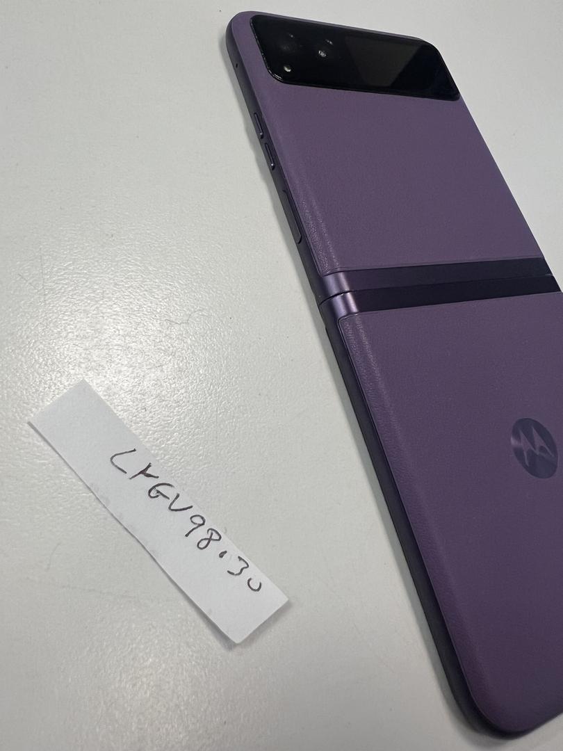 Motorola Razr (2023), color Lilac