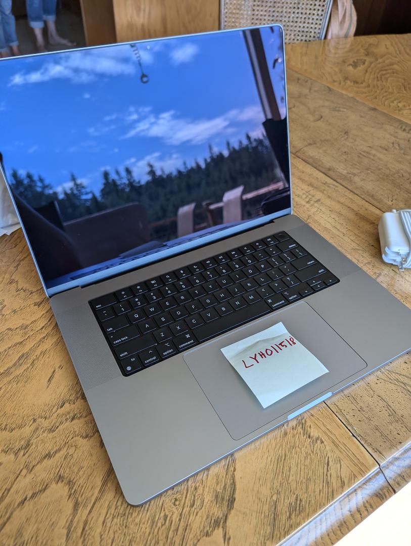 MacBook Pro 2021 - 16", color Silver