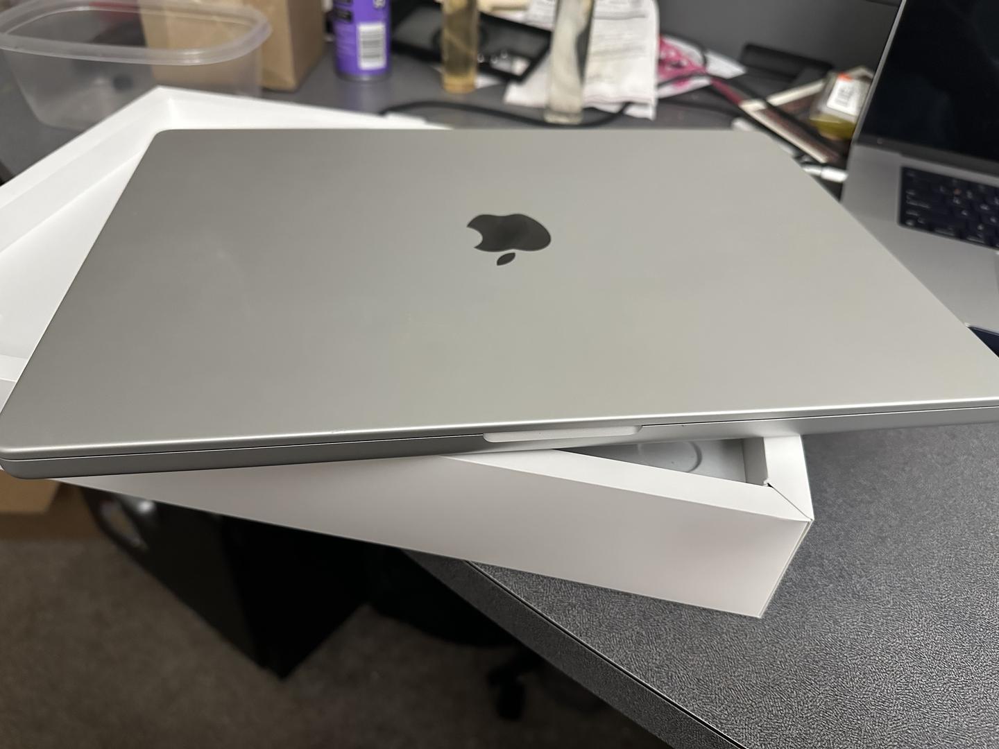 MacBook Pro Late 2023 (M3) - 16", color Silver