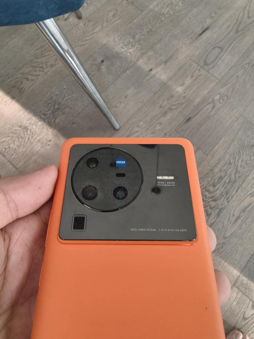 vivo X80 Pro, color Orange