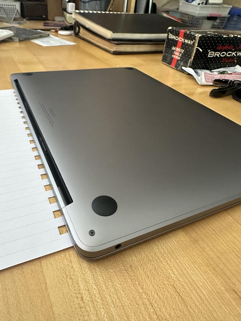 MacBook Pro 2020 - 13", color Gray