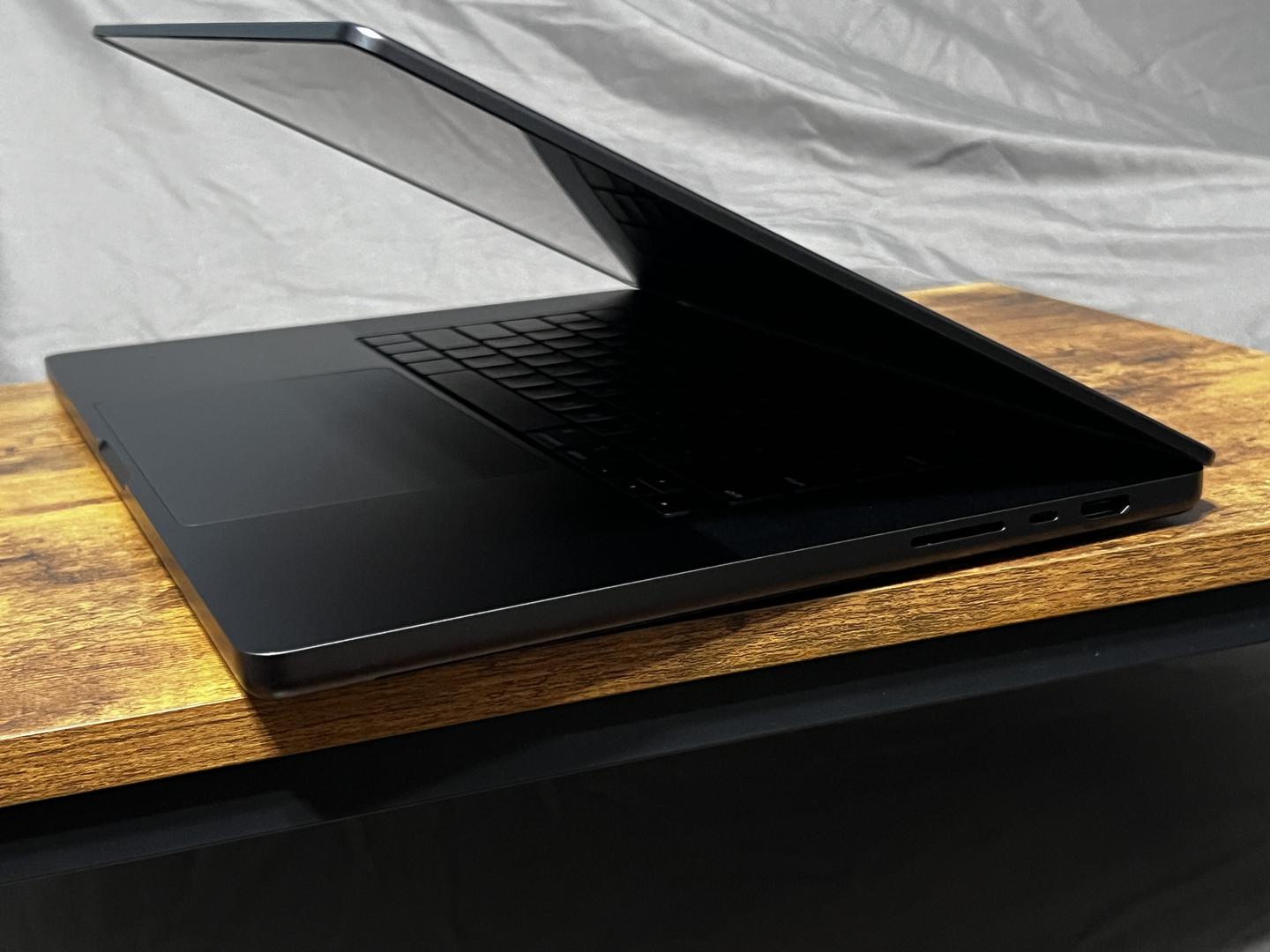 MacBook Pro Late 2023 (M3) - 16", color Black