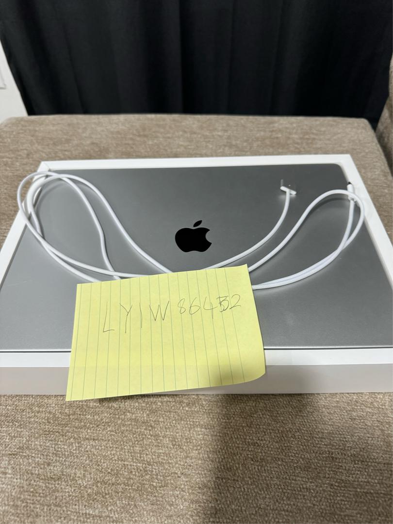 MacBook Pro Late 2023 (M3) - 16", color Silver