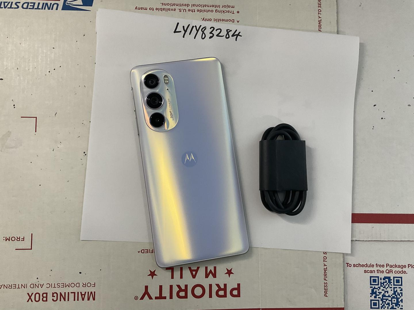 Motorola Edge Plus (2022), color White