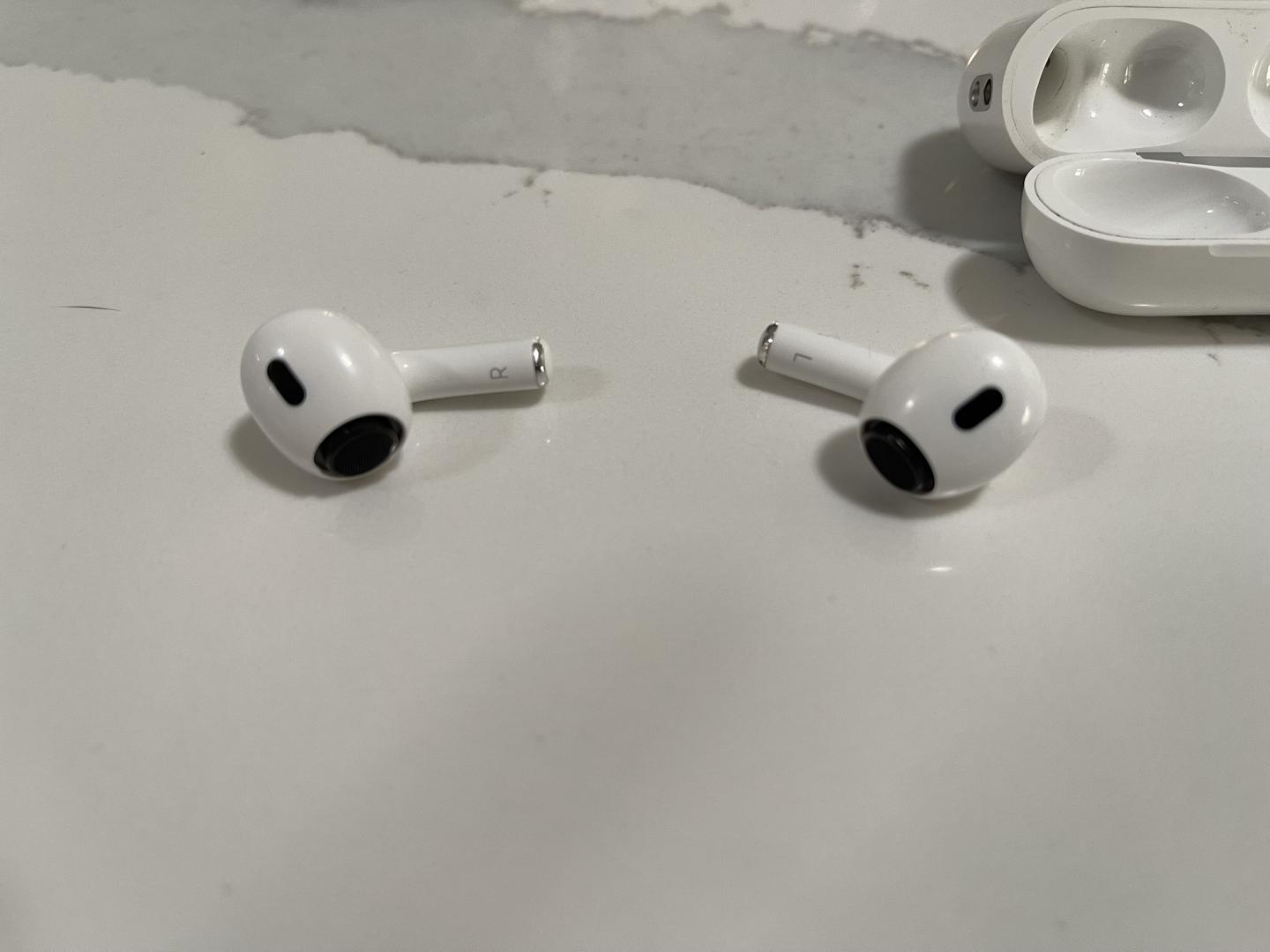 Apple AirPods Pro 2 - Lightning - LYJL80121 - Swappa