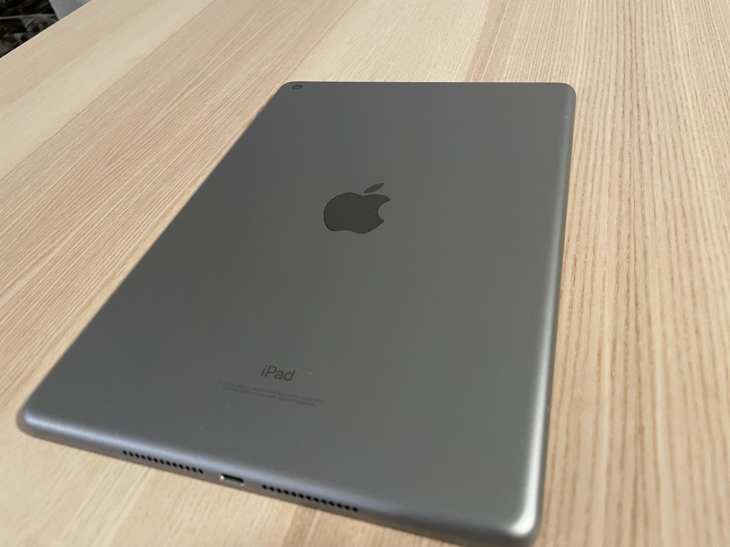 Apple iPad 6th Gen, color Gray