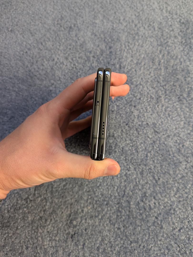 Google Pixel Fold, color Obsidian