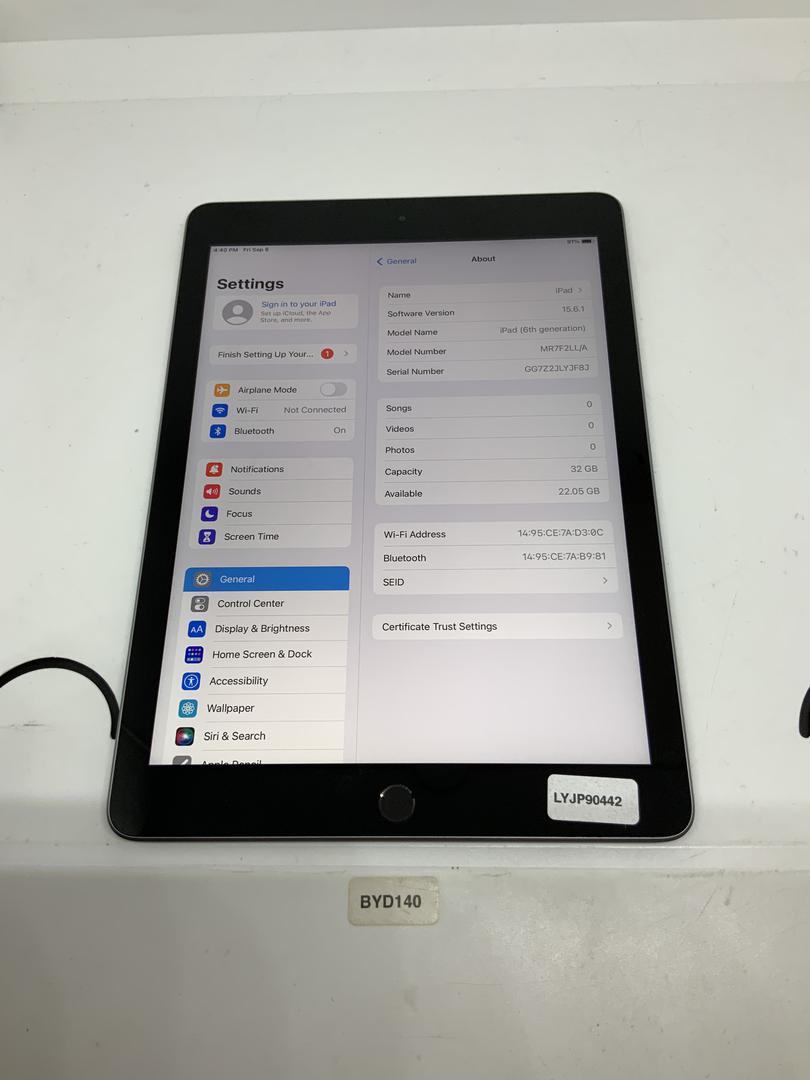 Apple iPad 6th Gen, color Gray