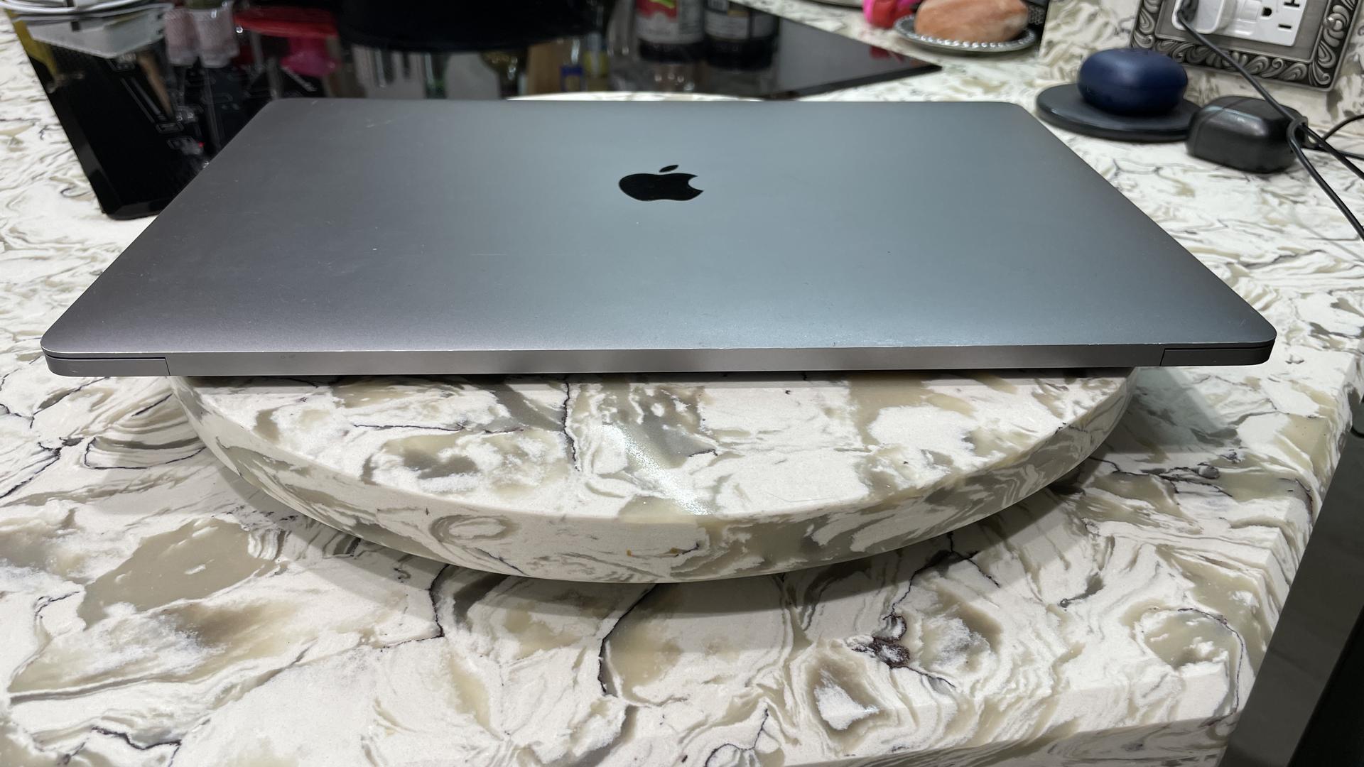 【ふわこ】MacBook Pro 15\" 2018 シルバー Amazon.com: Apple MacBook Pro 15-inch w/ Touch Bar (Mid 2018