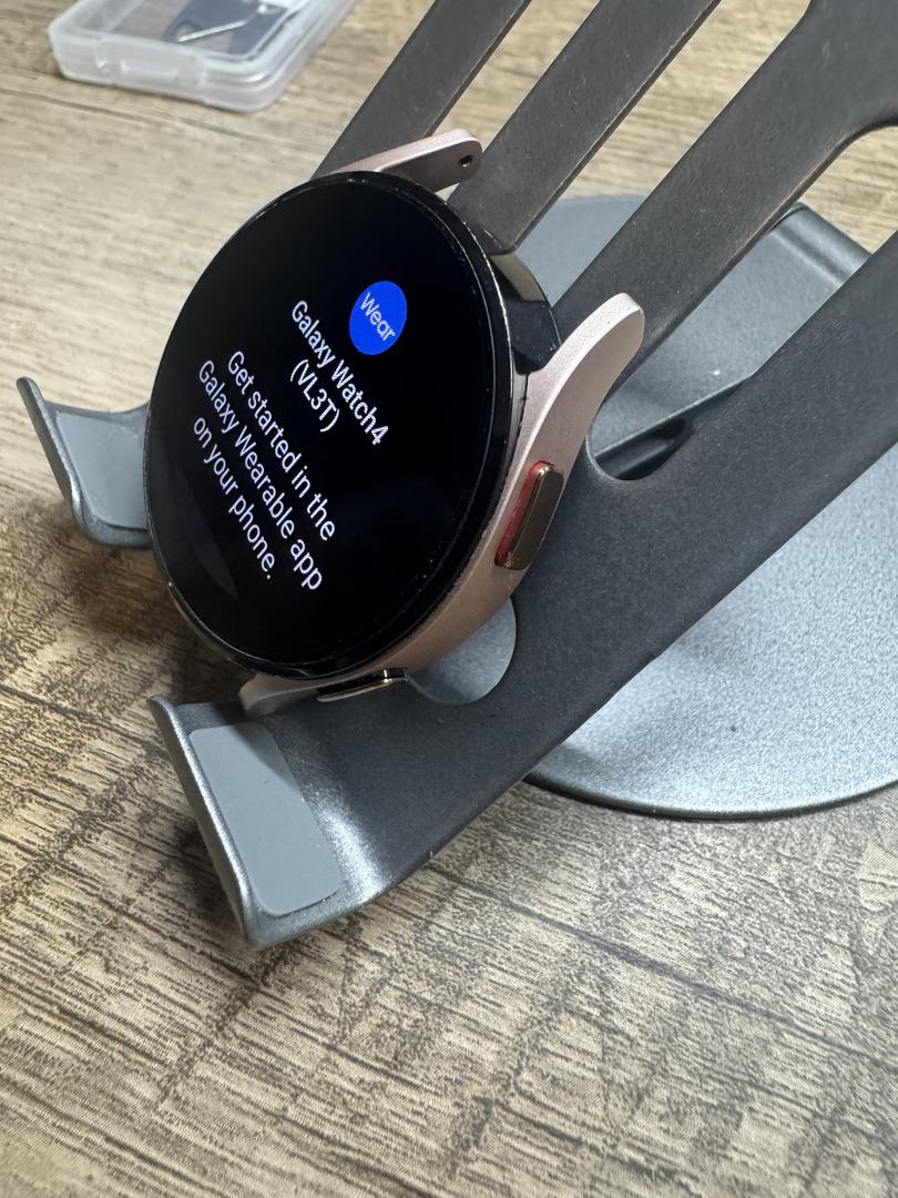 Samsung Galaxy Watch4 Unlocked, Gold, 40mm LYLH09883 Swappa