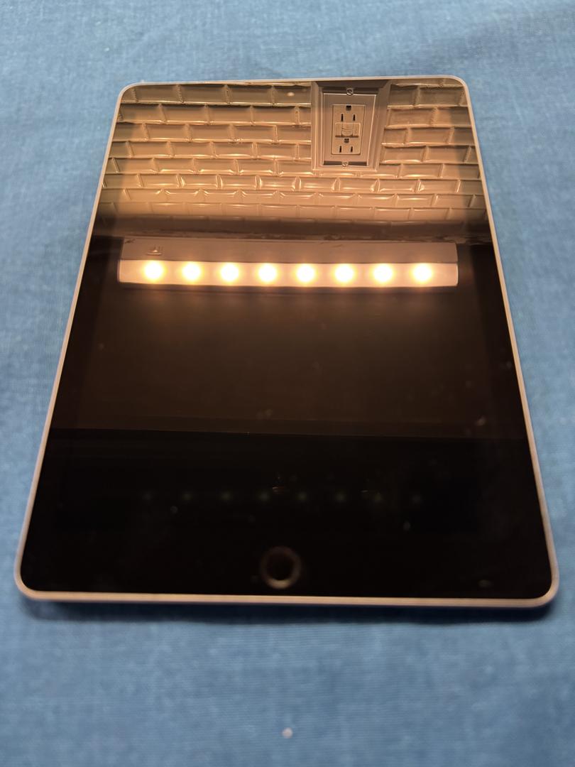 Apple iPad 6th Gen, color Gray