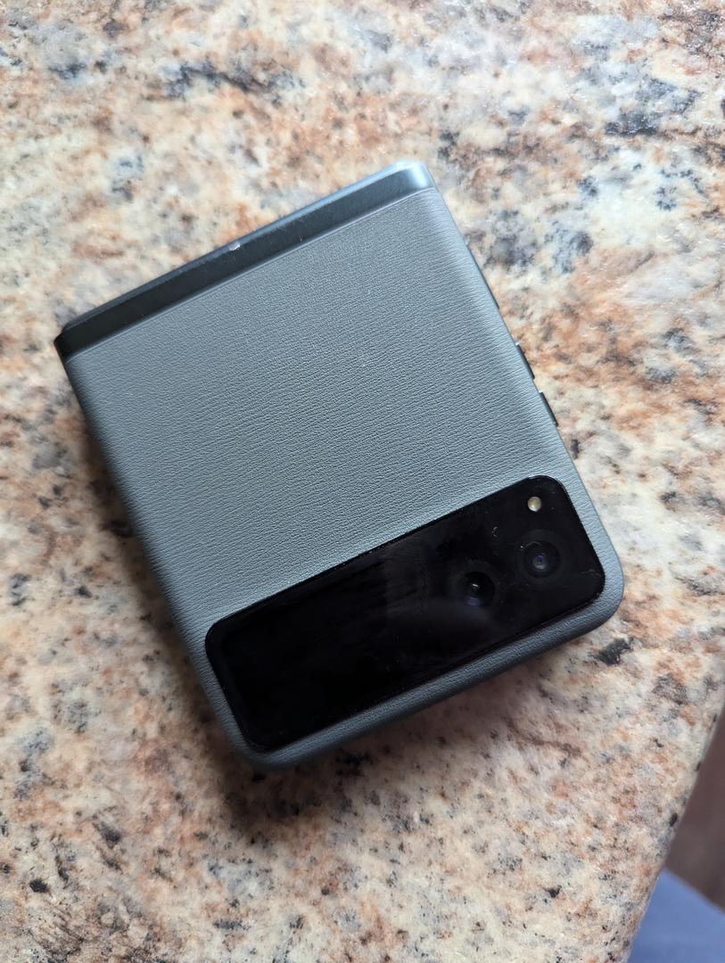 Motorola Razr (2023), color Sage