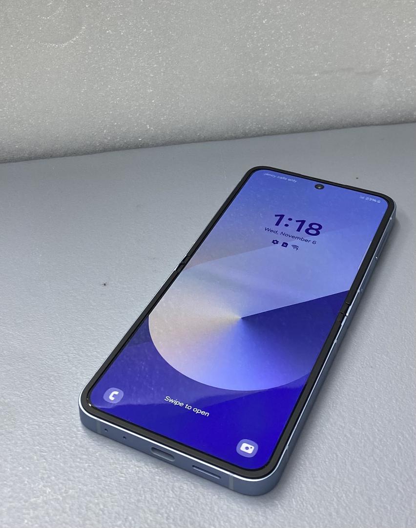 Samsung Galaxy Z Flip6, color Blue