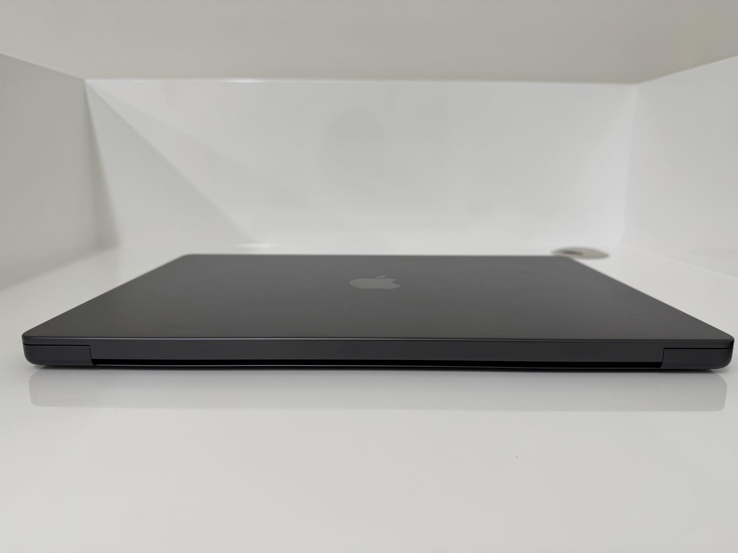 MacBook Pro Late 2023 (M3) - 16", color Black