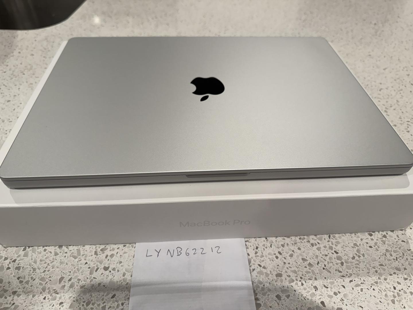 MacBook Pro Late 2023 (M3) - 16", color Silver
