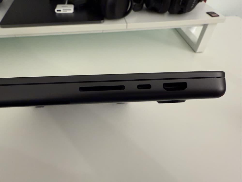 MacBook Pro Late 2023 (M3) - 16", color Black