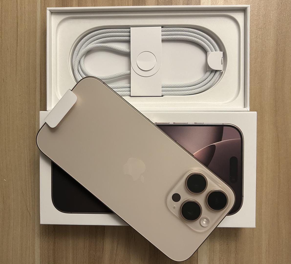 Apple iPhone 16 Pro, color Desert