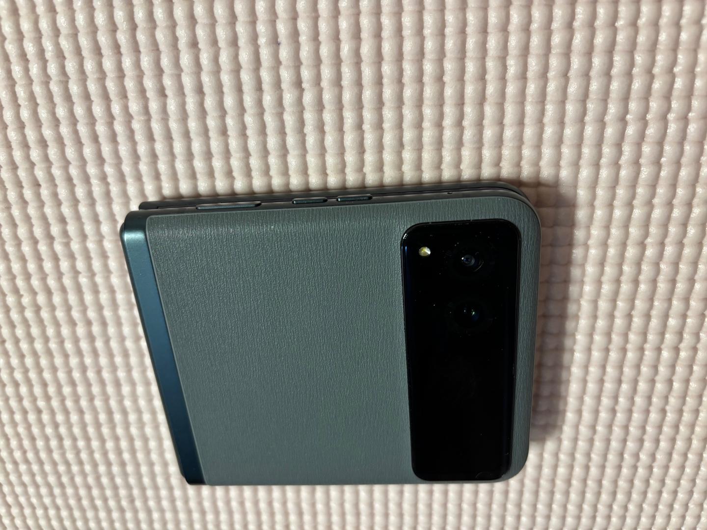 Motorola Razr (2023), color Sage