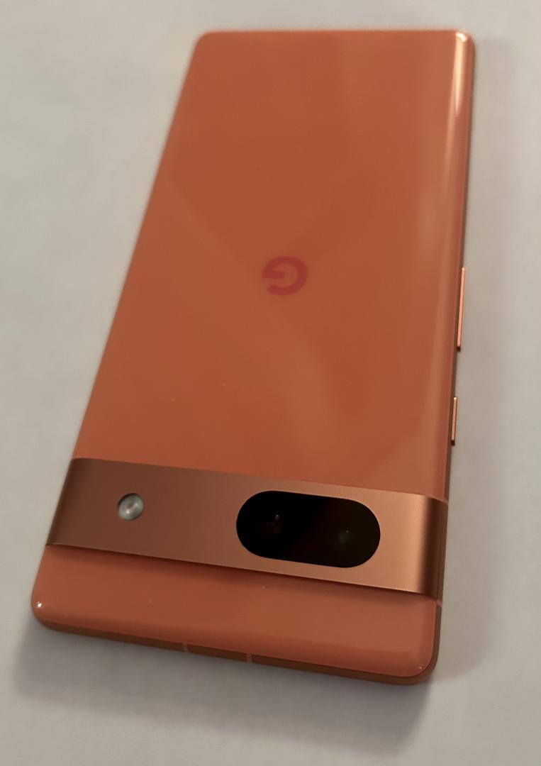 Google Pixel 7a, color Coral