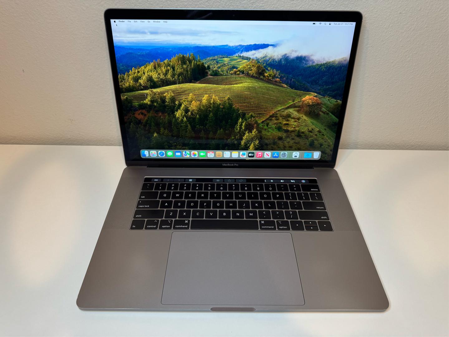 MacBook Pro 2019 - 15", color Gray