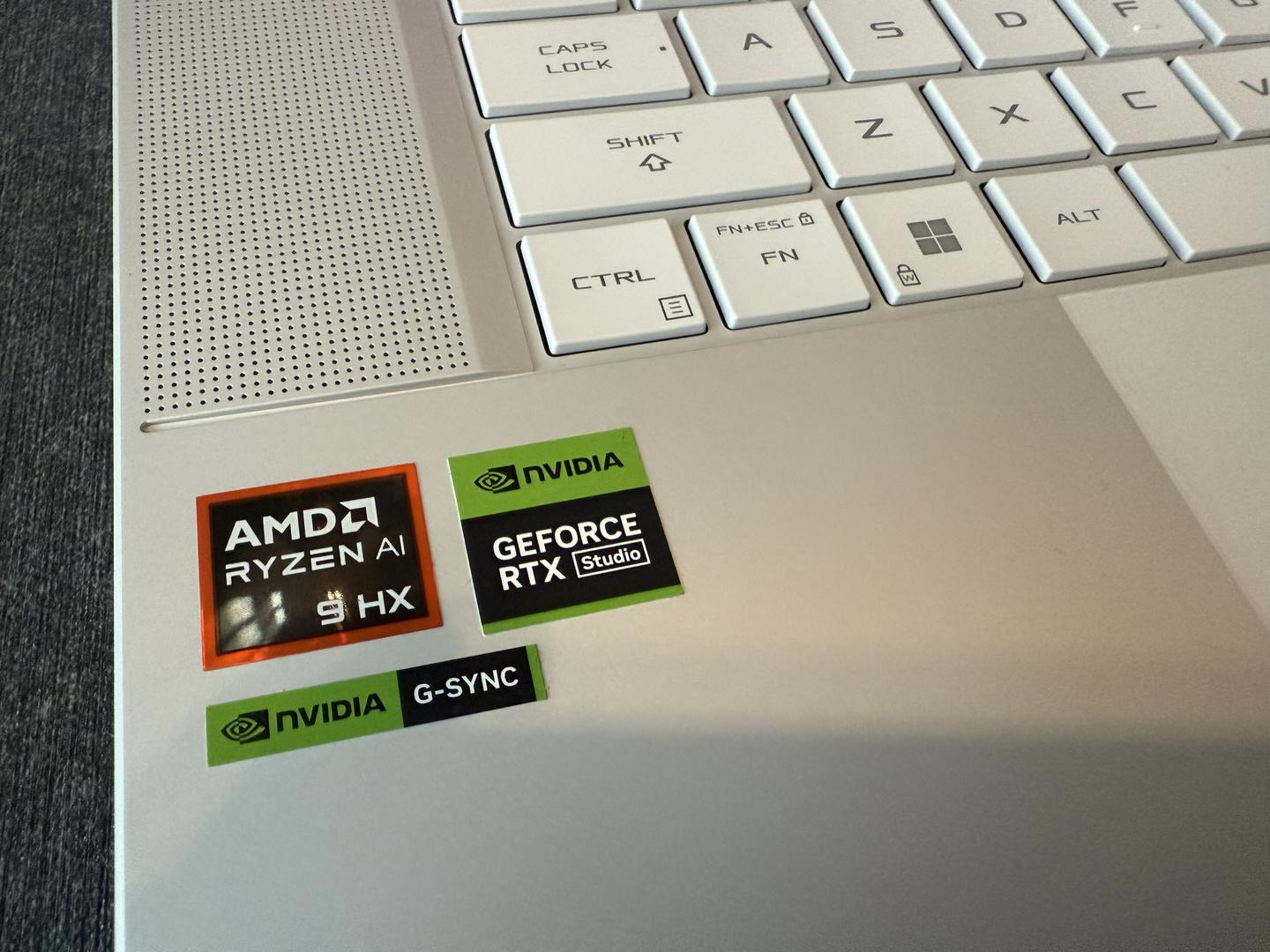 Asus ROG Zephyrus G16 (2024) GA605, color White
