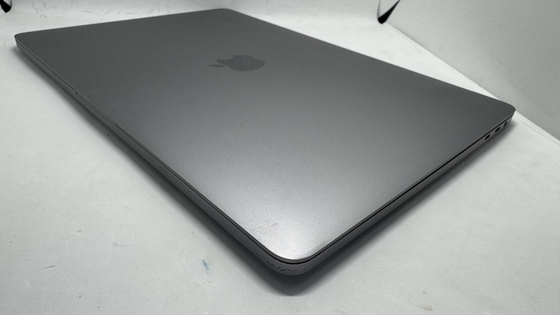 Apple - Macbook Pro 2018 13インチ Touch bar搭載 グレー Pre-Owned Apple MacBook Pro Touch Bar 13