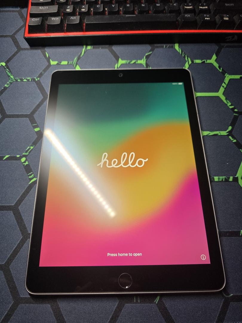 Apple iPad 6th Gen, color Gray