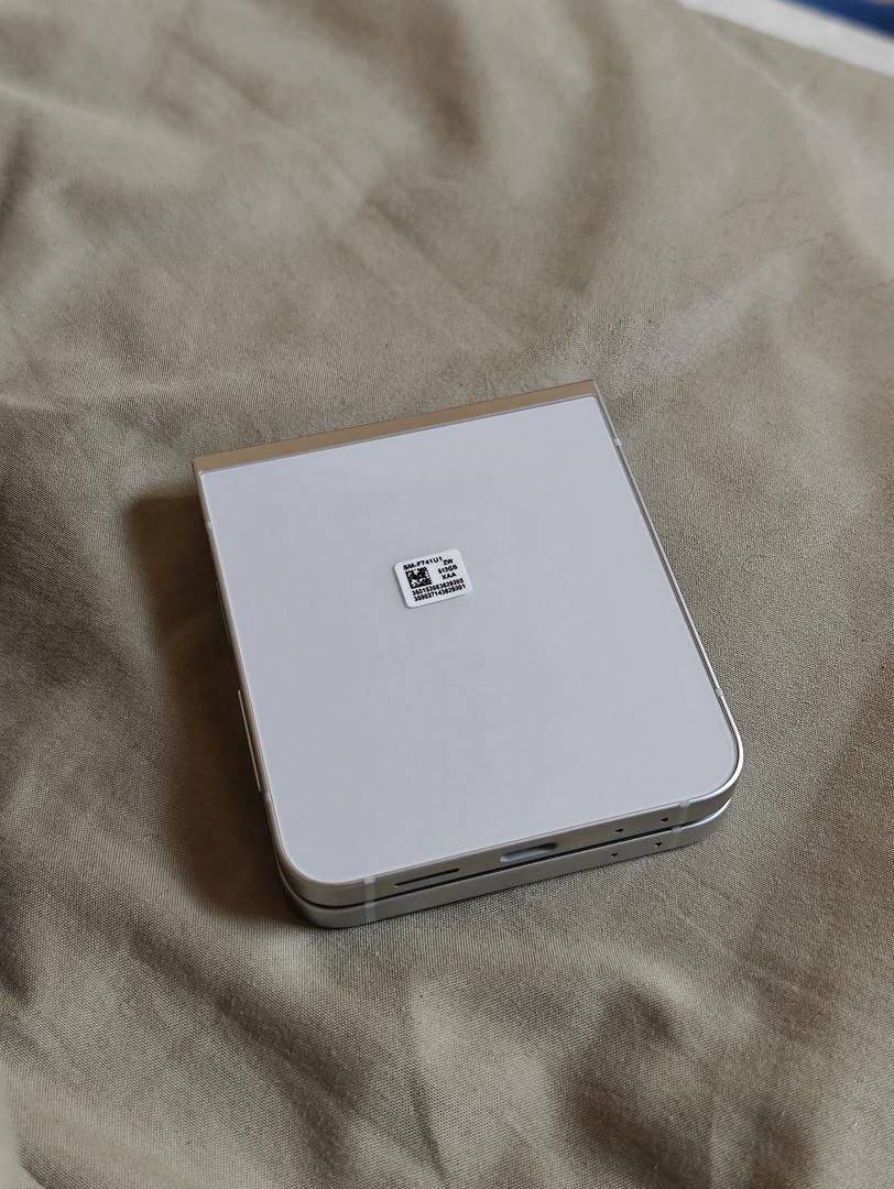 Samsung Galaxy Z Flip6, color White