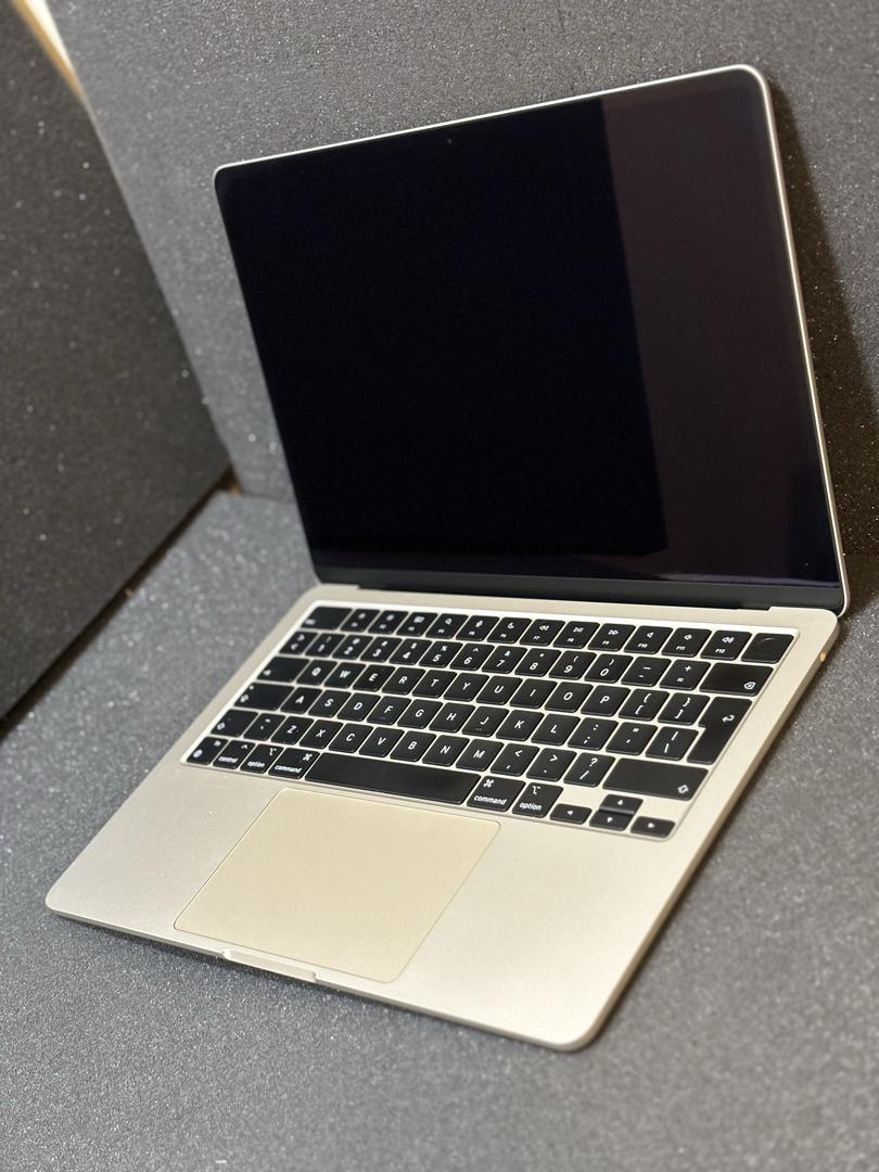 MacBook Air 2022 - 13", color Starlight