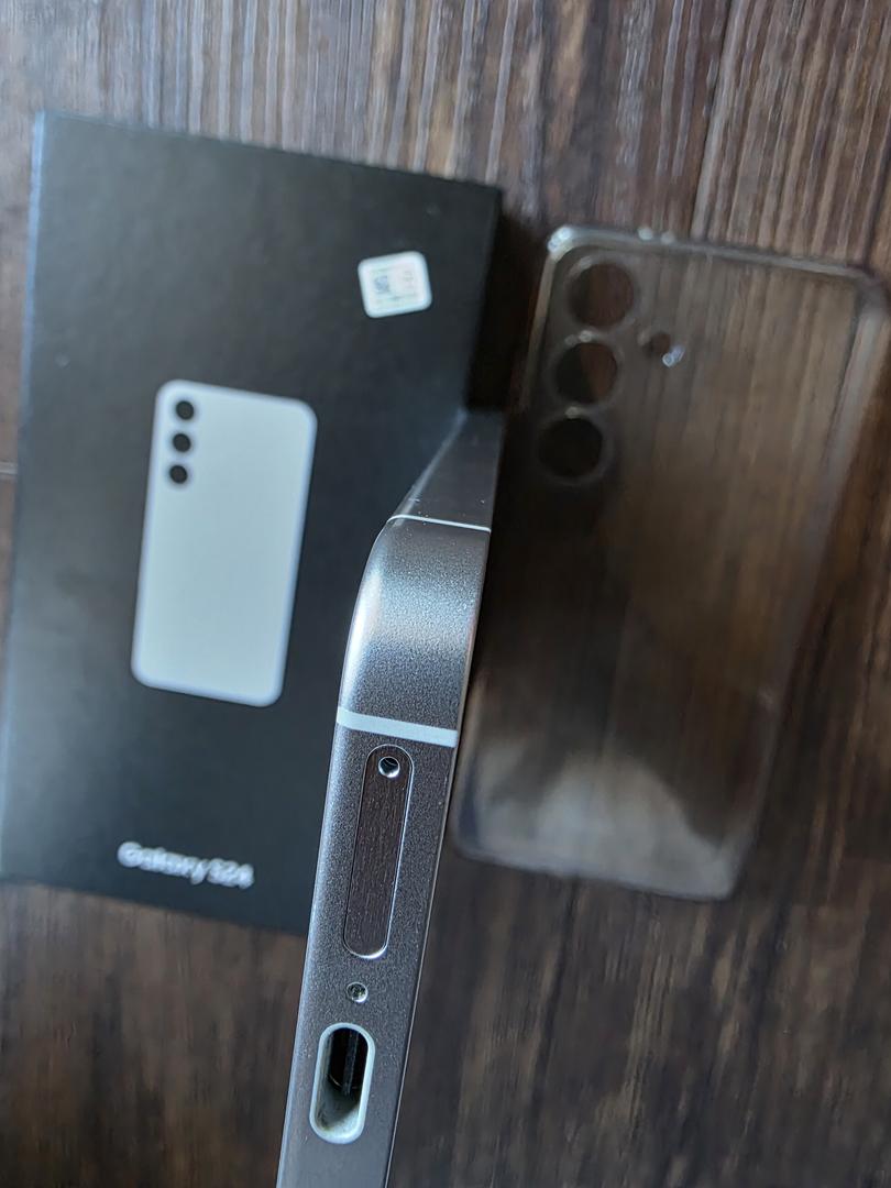 Samsung Galaxy S24, color Gray