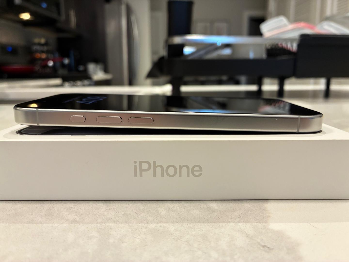 Apple iPhone 16 Pro, color White