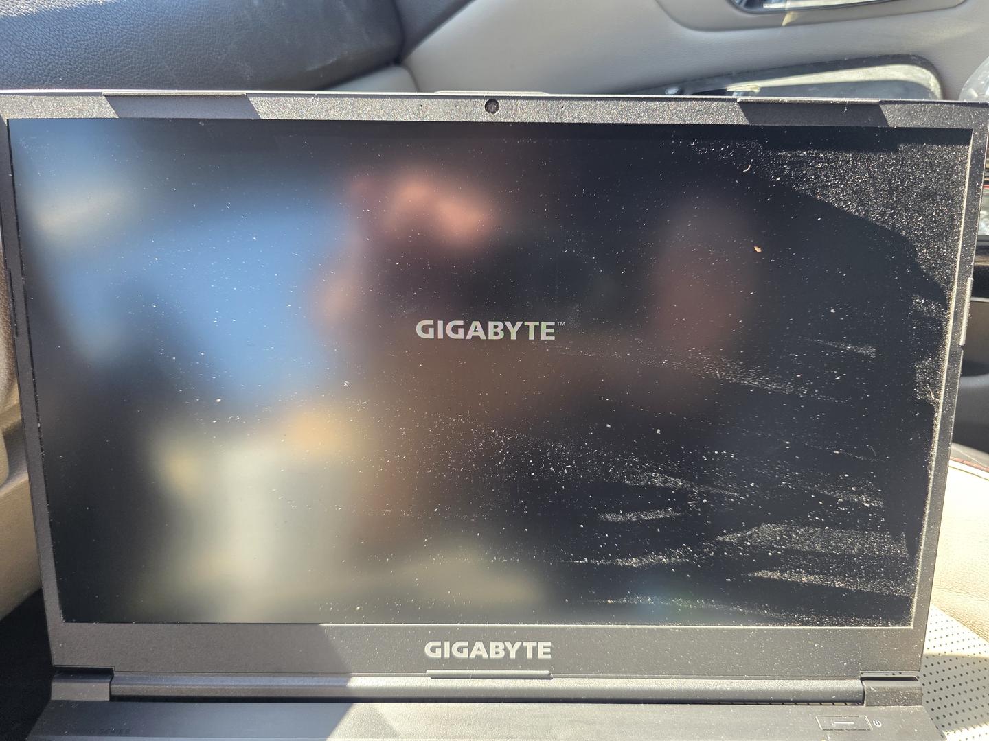 Gigabyte Laptop, color