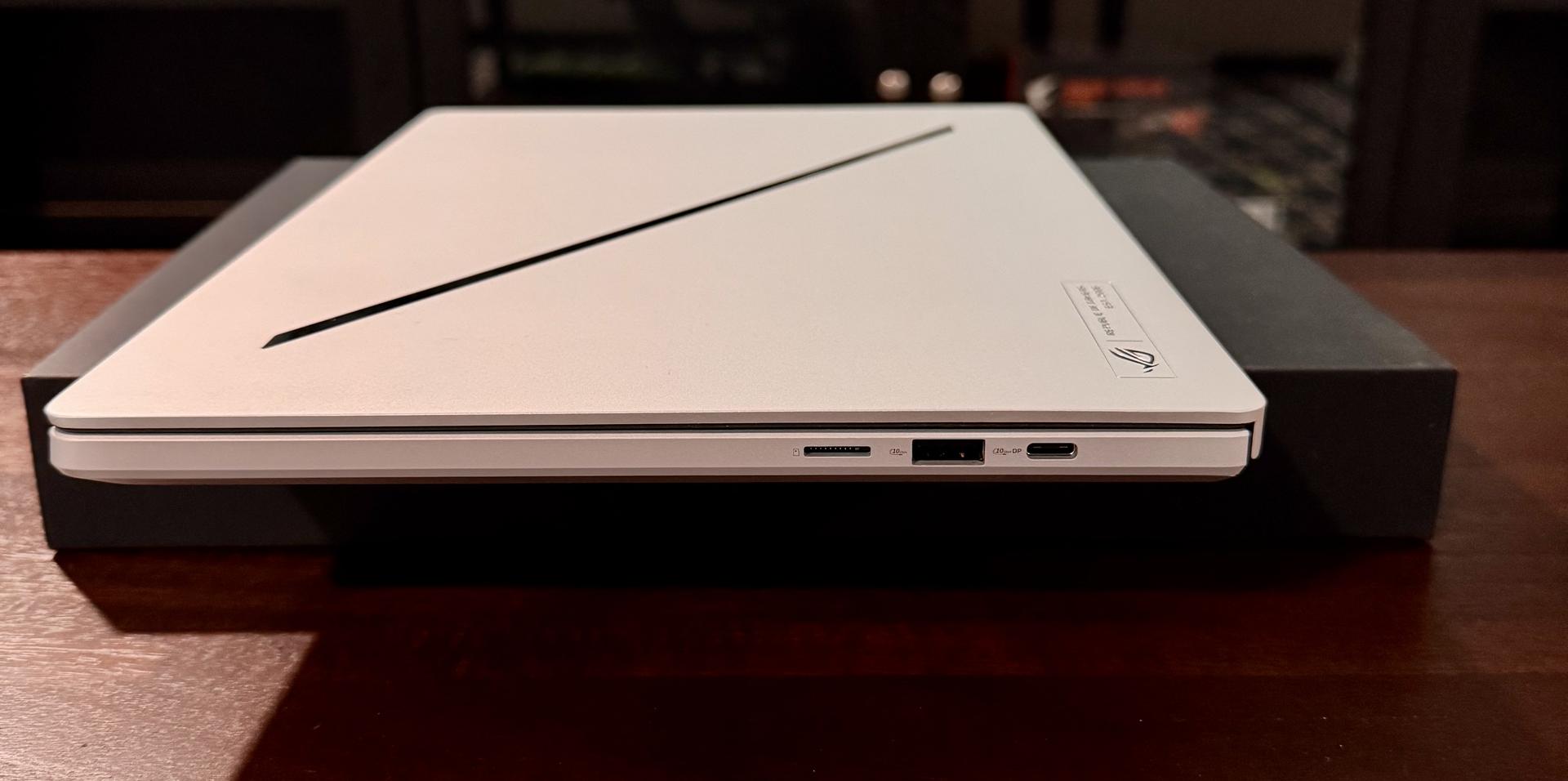 Asus ROG Zephyrus G14 (2024) GA403U, color White