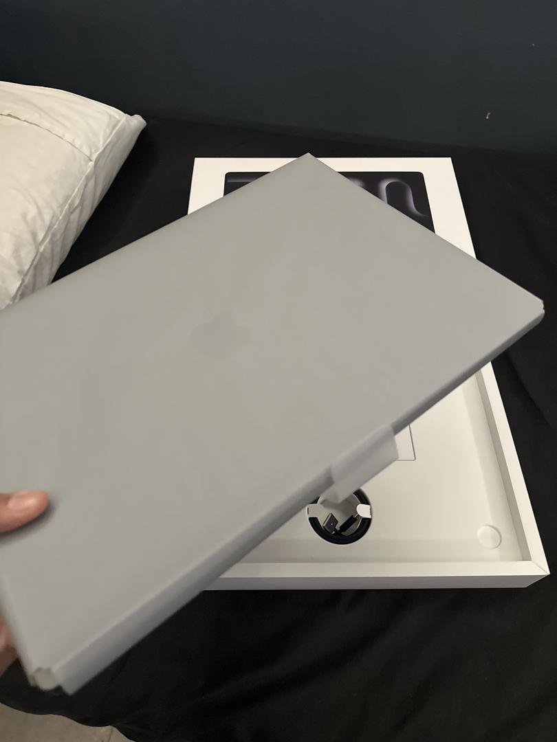 MacBook Pro 2024 - 16", color Space Black