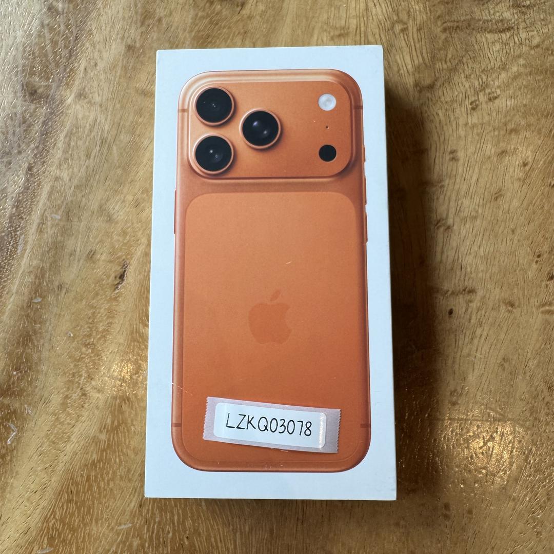 Apple iPhone 17 Pro, color Cosmic Orange