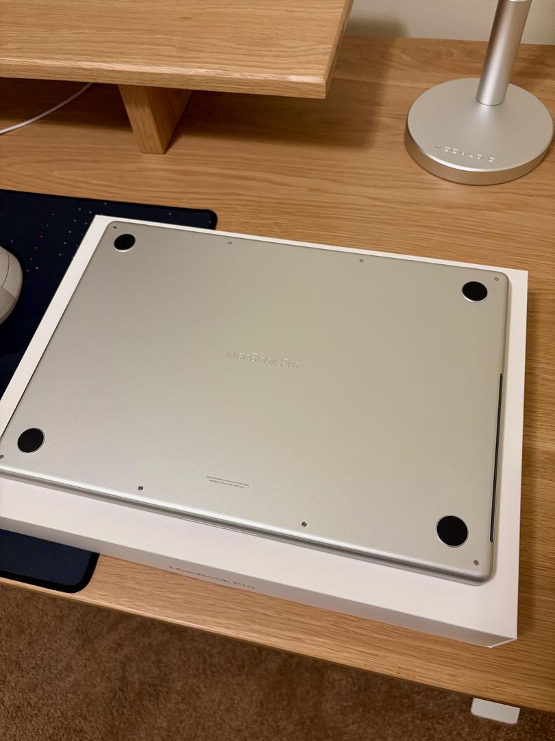 MacBook Pro 2024 - 16", color Silver