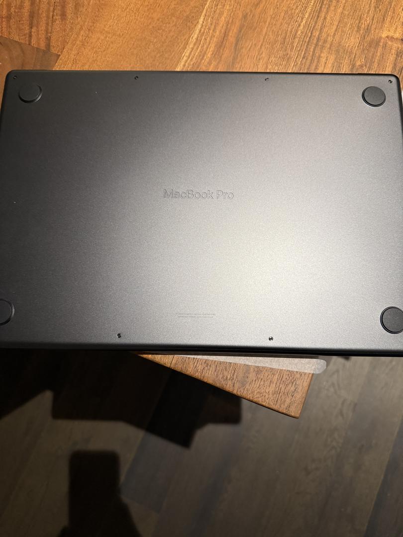 MacBook Pro 2024 - 16", color Space Black