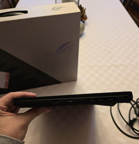 Asus ROG Zephyrus M16 (2022) GU603, color